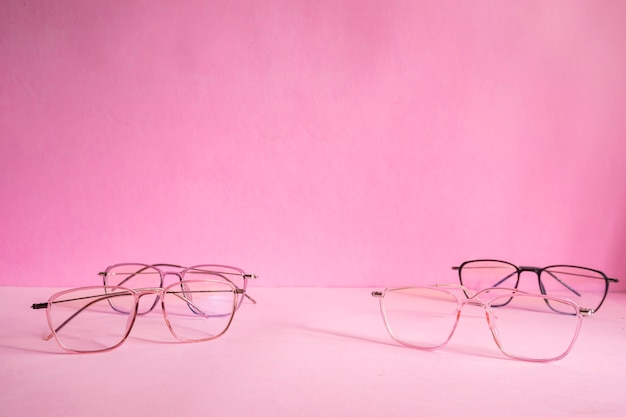 Présentation du produit de l'idée de concept minimaliste. lunettes sur fond rose.