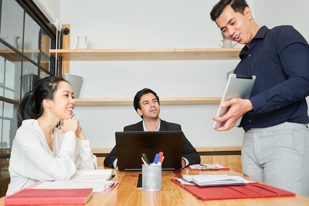 Présentation d'entreprise au bureau