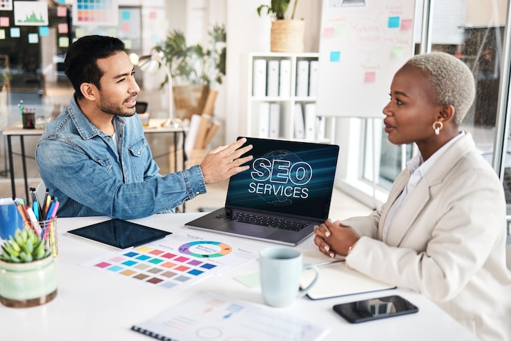 Photo présentation de l'entreprise, formation et communication avec le marketing et l'analyse du travailleur atelier ordinateur portable et équipe avec recherche sur le web et stratégie de conception créative avec travail d'équipe et collaboration