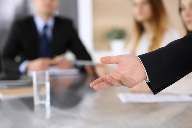 Présentation d'entreprise Homme d'affaires prononçant un discours devant des collègues et des partenaires lors d'une réunion d'entreprise ou d'une conférence en gros plan sur les mains de l'orateur