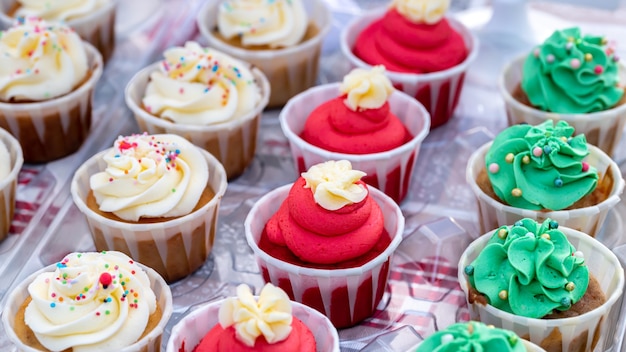 Présentation de gâteaux de couleur crème