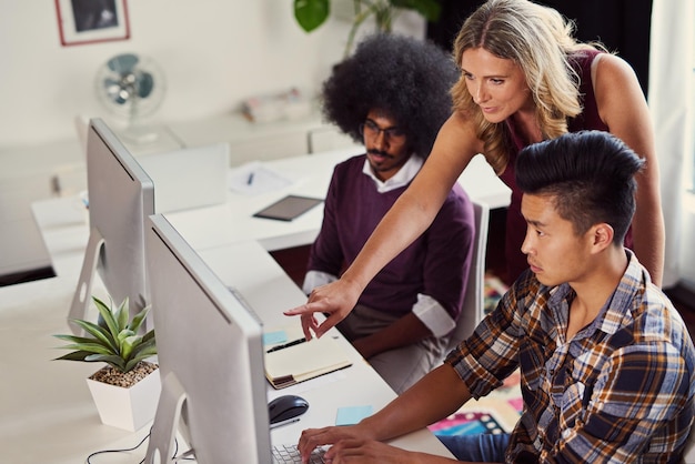 Présentation de leurs meilleurs designs Photo d'un groupe de designers travaillant sur des ordinateurs dans un bureau