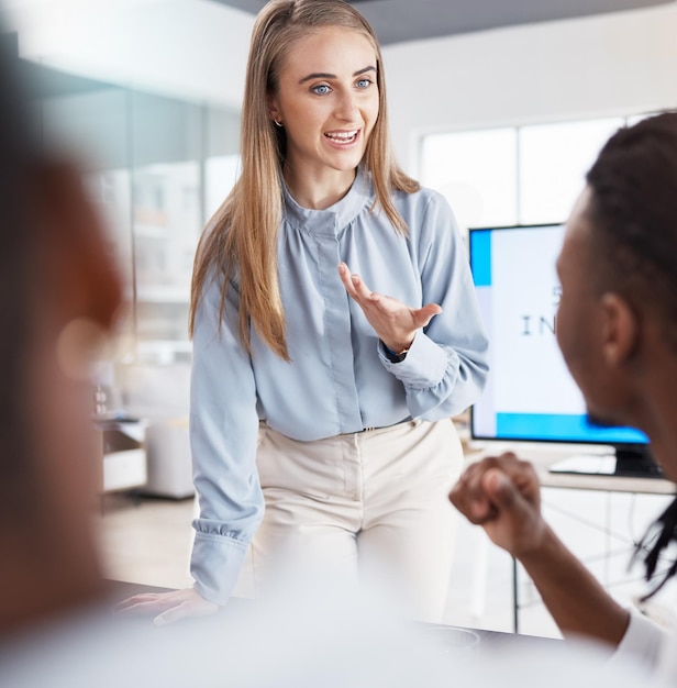 Présentation parlante et femme d'affaires en réunion pour planifier la stratégie et les idées de marketing