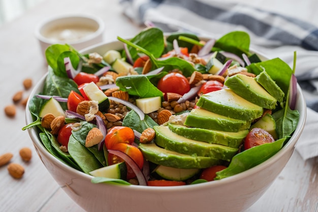 Présentation de table d'une salade saine