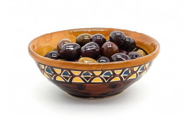 Présentation traditionnelle des olives arabes sur fond blanc