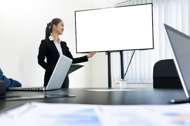 Photo présentation de travail jeune homme d'affaires en utilisant la télévision de l'écran blanc