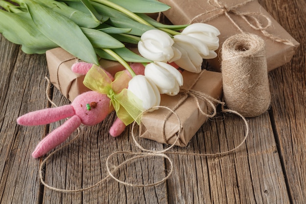 Présente avec lapin et fleurs