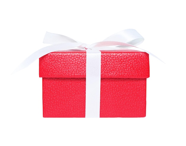 Présentez la boîte rouge de cadeau avec le ruban blanc et l'arc d'isolement sur le fond blanc. Boîte avec texture.