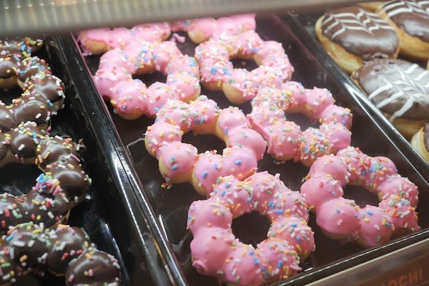 Présentoir de beignets au chocolat en vente dans un magasin local