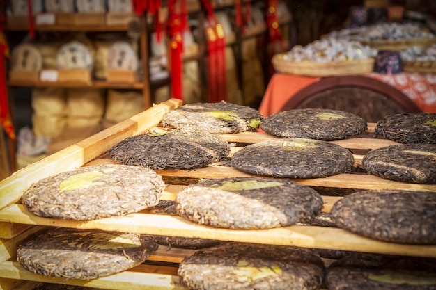 Présentoir de gâteaux de thé Pu'er dans un magasin de thé