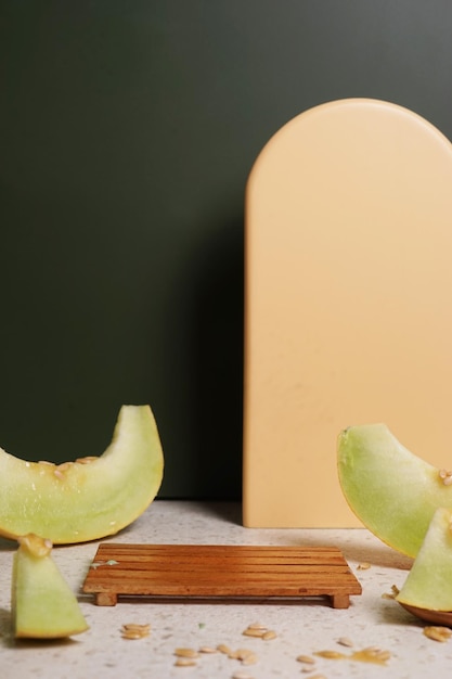 présentoir de produit avec melon coupé et fond noir. Table en bois vide