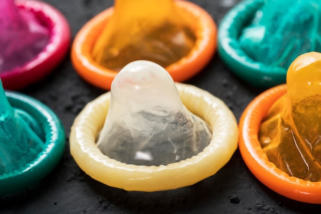 Des préservatifs avec des couleurs sur la table