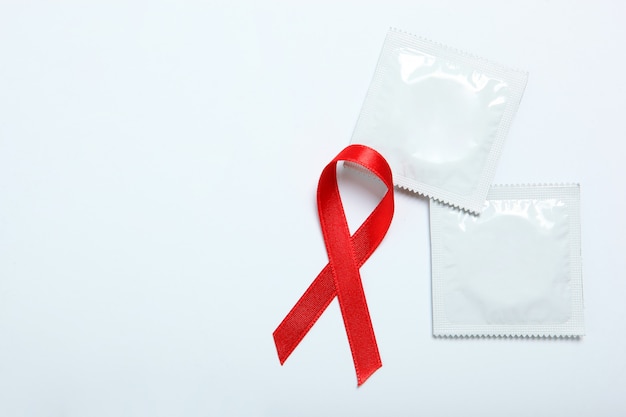 Préservatifs et ruban rouge symbolisant le sida journée mondiale du sida