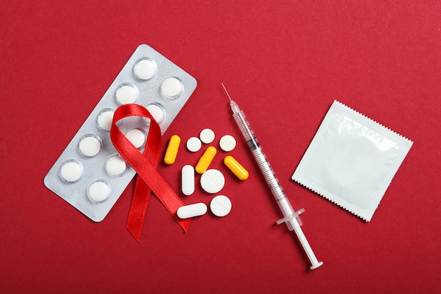 Photo préservatifs et ruban rouge symbolisant le sida journée mondiale du sida