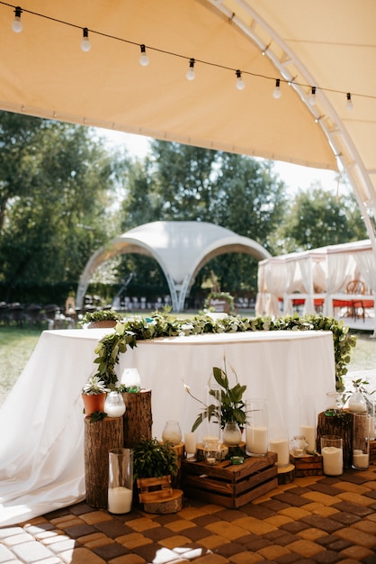 le présidium des mariés dans la salle de banquet du restaurant est décoré