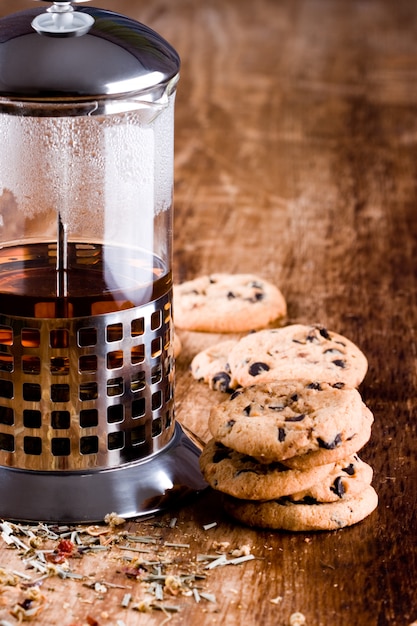 Presse française avec thé chaud et biscuits frais