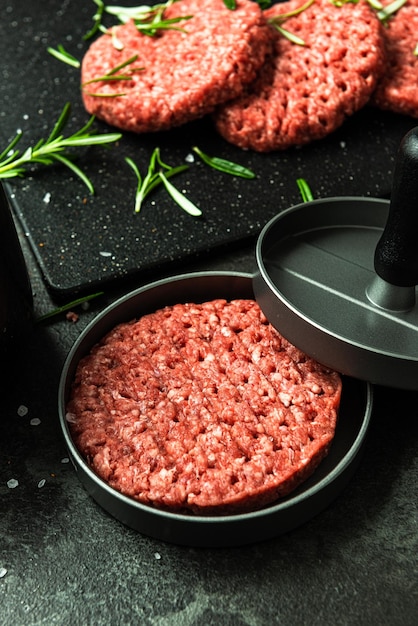 Presse à hamburger avec des portions de viande de boeuf pour barbecue