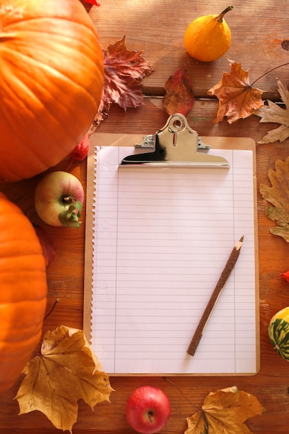 Presse-papiers d'automne avec des citrouilles,