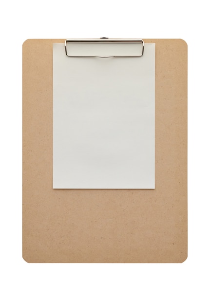 Presse-papiers en bois avec du papier blanc isolé sur fond blanc