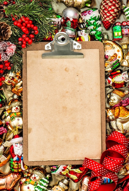 Photo presse-papiers avec du papier pour une lettre. fond de vacances de noël