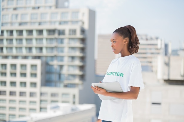 Presse-papiers de femme volontaire songeuse