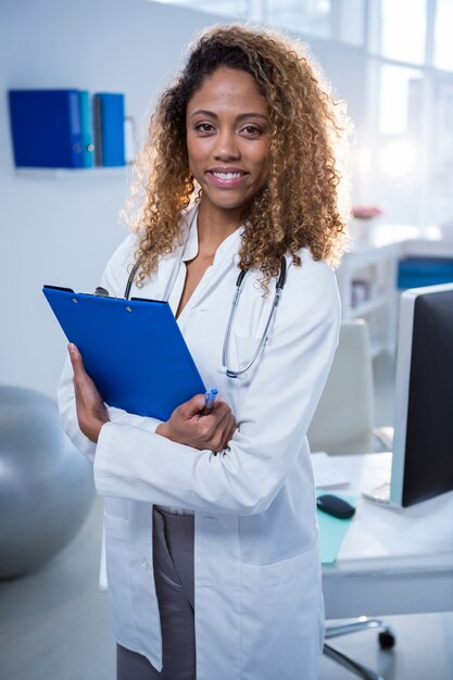 Presse-papiers de physiothérapeute tenant