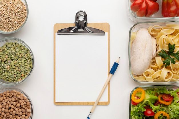 Photo presse-papiers de planification de repas et assortiment de nourriture