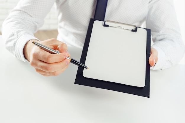 Presse-papiers sur une table blanche. fermer