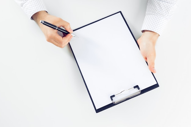 Presse-papiers sur une table blanche. fermer