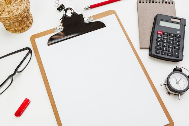 Presse-papiers avec table de fournitures de bureau, vue de dessus