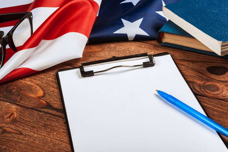 Presse-papiers vierge et drapeau USA sur table en bois