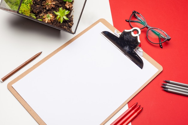 Presse-papiers vierge sur papier rouge et blanc