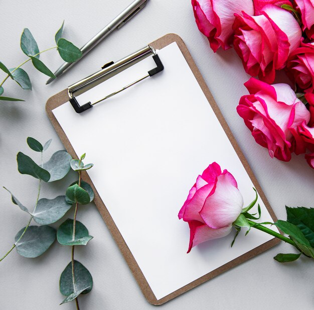 Presse-papiers vierge avec des roses roses, surprise au travail pour la Saint-Valentin