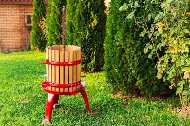 Presse à vin, Broyeur. Vendange. Équipement spécial pour la production de vin, vinification en plein air avec espace de copie. Concept de petite entreprise artisanale, vin fait maison. Cave d'automne.