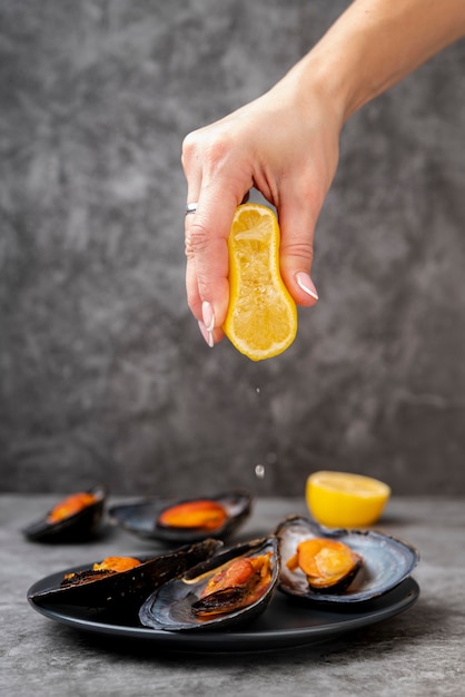 Presser le citron à la main sur les moules