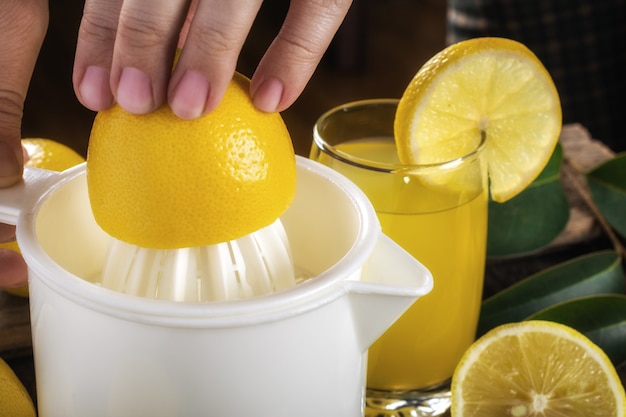 Presser le jus de citron avec un presse-agrumes à main