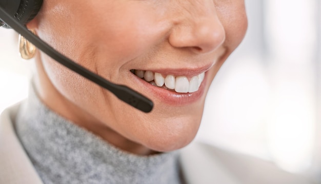 Prêt à aider Photo recadrée d'une agente de centre d'appels méconnaissable portant un casque tout en travaillant au bureau