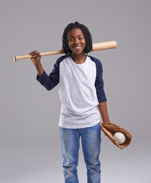 Prêt à avoir une balle Studio photo d'un jeune garçon avec un équipement de baseball