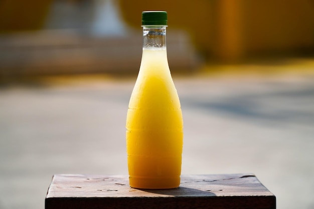 Prêt à boire du jus de canne à sucre dans des bouteilles en plastique par temps chaud sur le sol