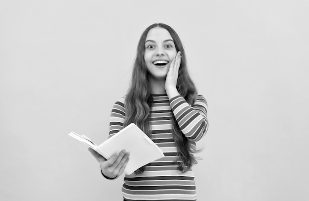 Prêt à étudier Happy girl hold book Childs study Éducation scolaire 1er septembre Journée de la connaissance Retour à l'école