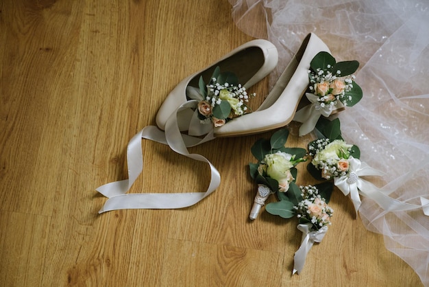 Prétarations d'accessoires de mariée pour le jour du mariage, chaussures et bouton