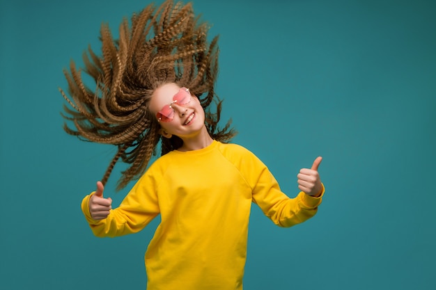 Preteen fille en habits jaunes souriant