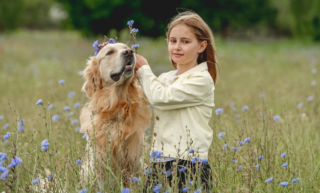 Preteen girl avec golden retriever à l'extérieur