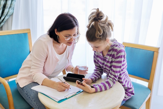 Preteen girl lors d'une réunion avec un thérapeute au bureau