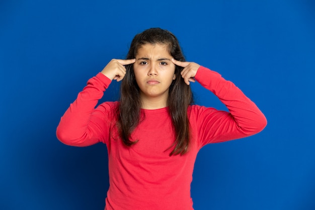 Preteen girl avec t-shirt rouge