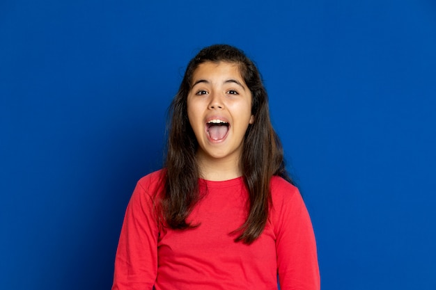 Preteen girl avec t-shirt rouge