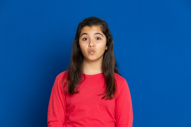 Preteen girl avec t-shirt rouge