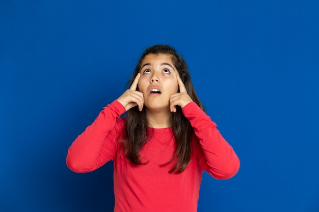 Preteen girl avec t-shirt rouge