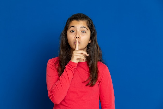 Preteen girl avec t-shirt rouge