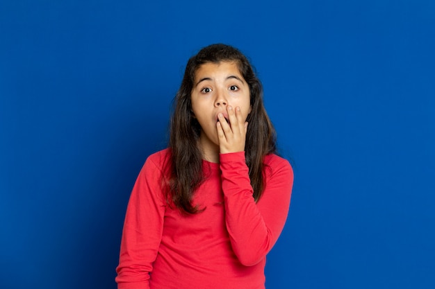 Preteen girl avec t-shirt rouge